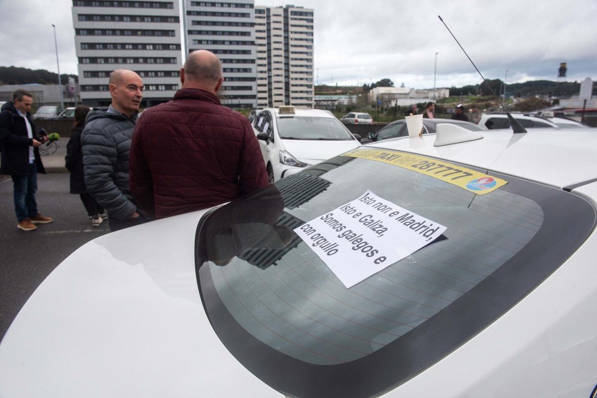Los taxistas de A Coruña cortan Alfonso Molina y protestan en María Pita contra los VTC