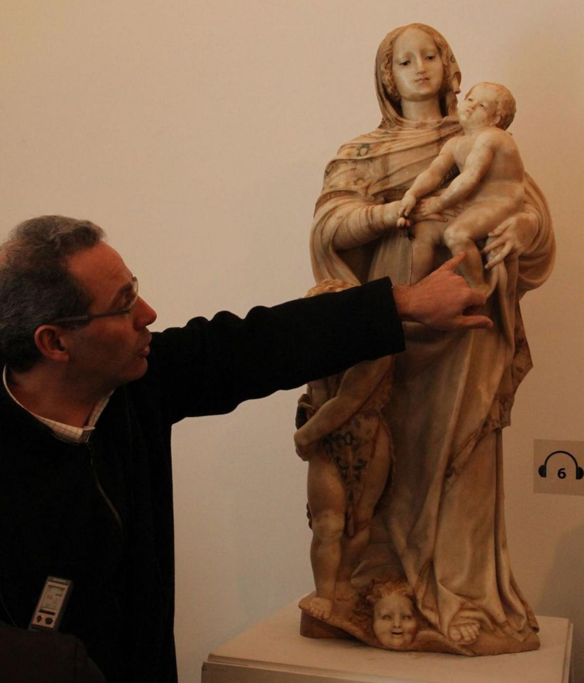 La escultura en mármol de la Virgen con el Niño y San Juanito. | J.L.F.