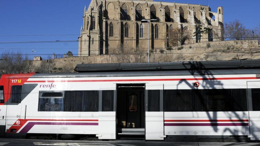 Un tren de rodalies aturat a l&#039;estació de Renfe de Manresa.