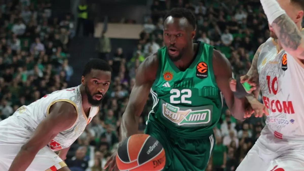 Jerian Grant (Panathinaikos) y Daniel Theis (Monaco), en el partido de este martes en Atenas.