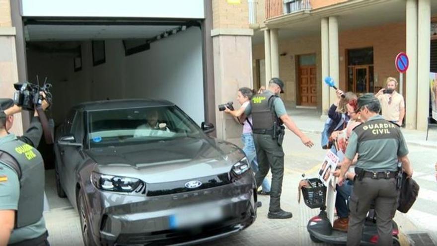 Camarero sale del juzgado por el garaje ante las p