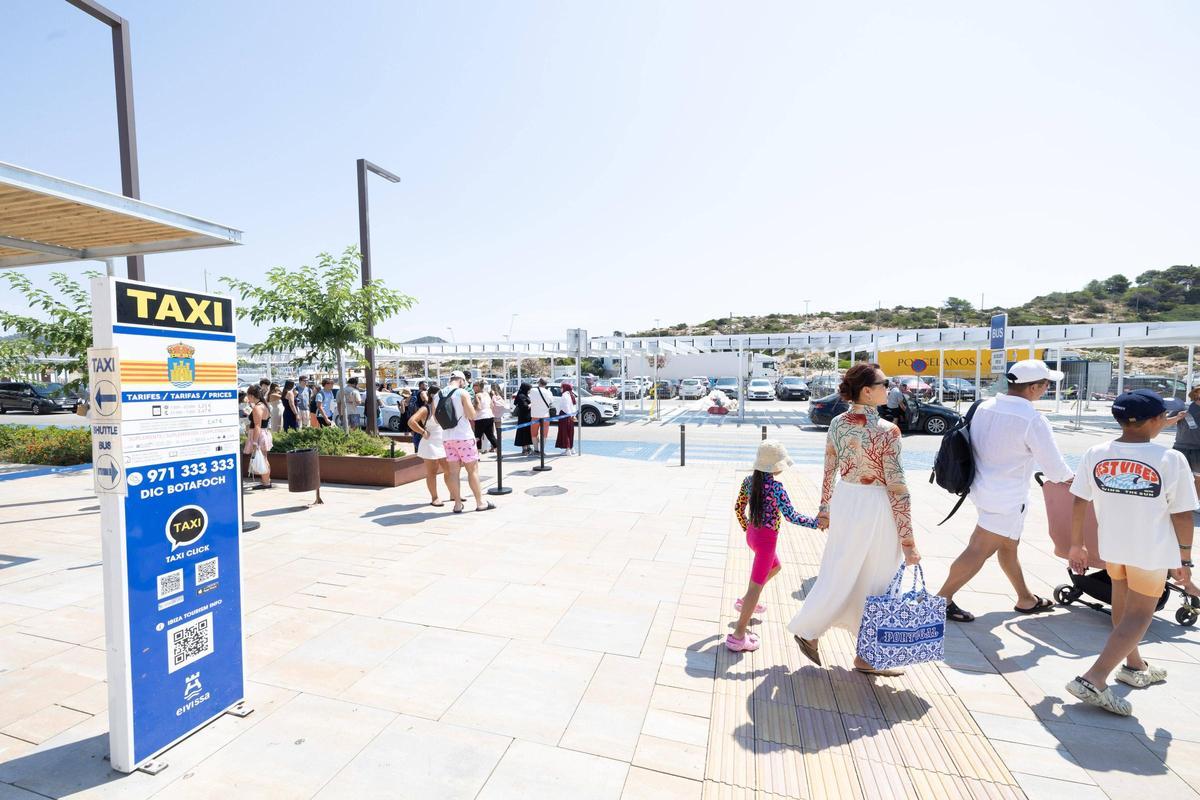 Los cruceristas arribados a Botafoch de Ibiza, en imágenes