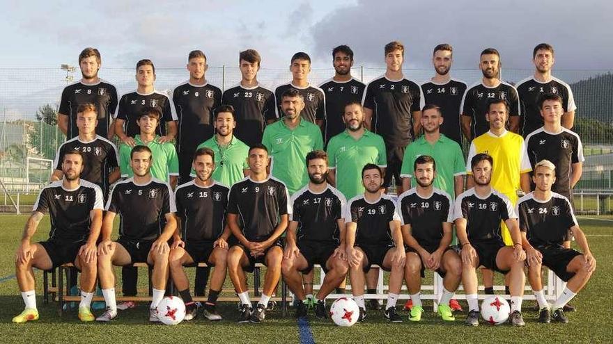 Foto de familia del Choco, antes de comenzar el primer entrenamiento del verano. // Alba Villar