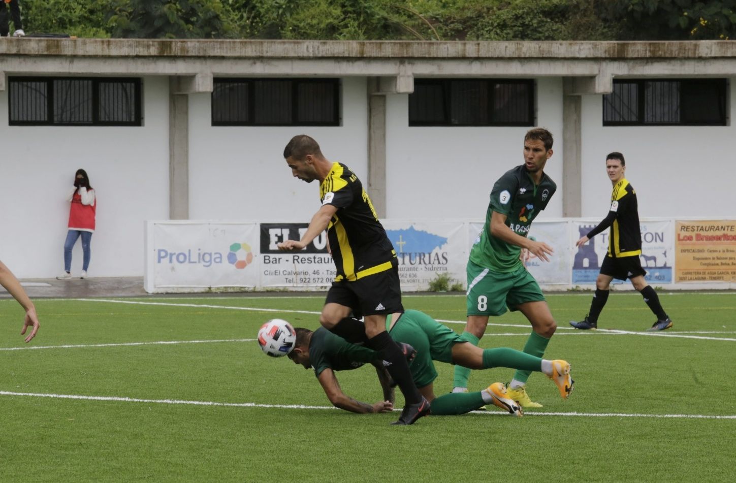 Partido de fútbol entre el Tacoronte y el Atlético Paso