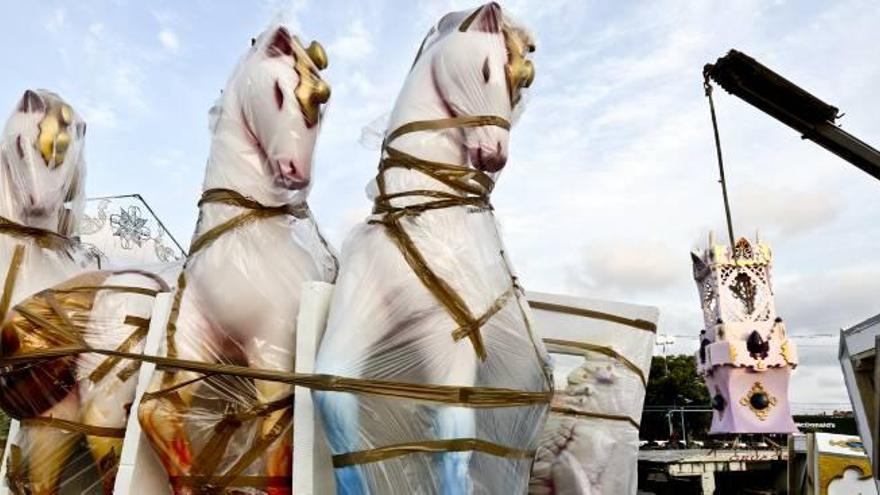 Los grandes caballos de Hernán Cortés en la Montañeta. La obra del artista Javier Fernández «Kaos» cada vez toma más forma y se ve con más riqueza de escenas y ninots en la plaza de la Montañeta