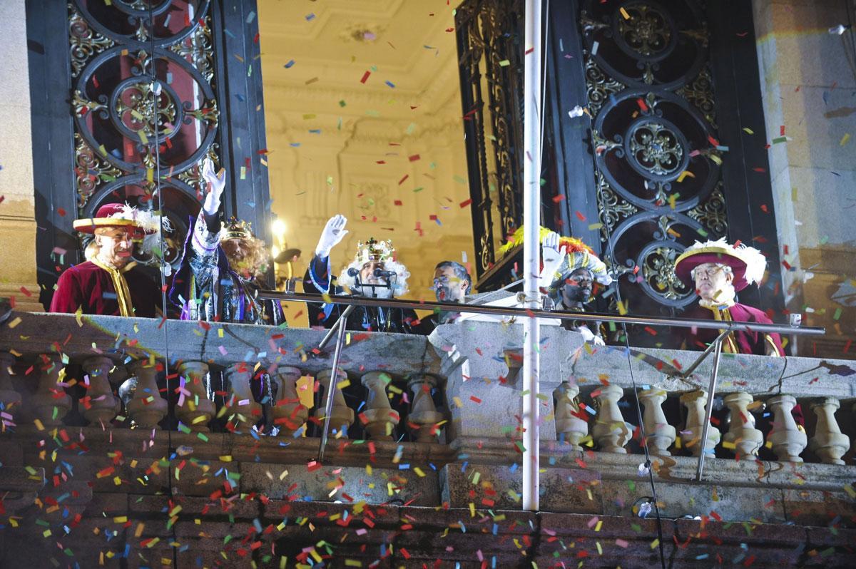 Los Reyes Magos saludan desde el Palacio Municipal de María Pita.