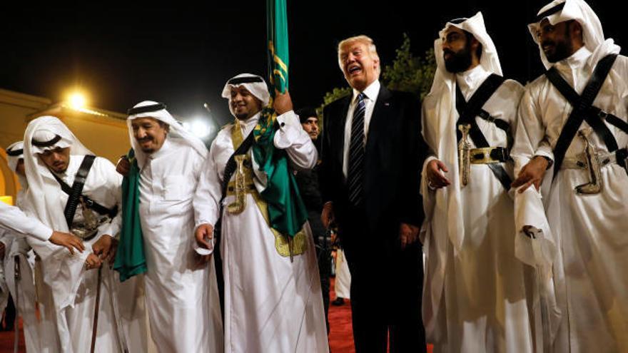 Trump baila, espada en mano, en Arabia Saudí