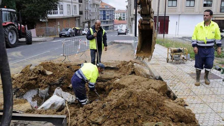 Operarios de Espina y Delfín reparan una avería en una calle lalinense. // Bernabé/Javier Lalín