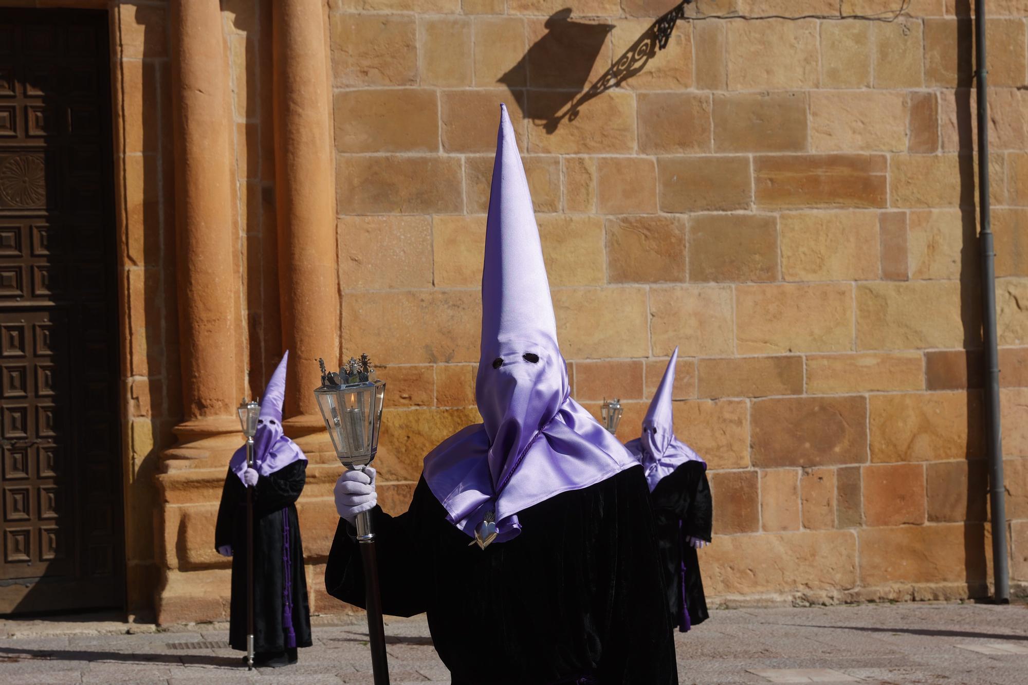 EN IMÁGENES: Así fue la procesión de la Soledad en la Semana Santa de Oviedo