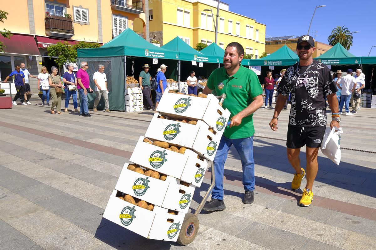 Ángel Suárez se llevó 200 kilos de papa de San Mateo para repartirlos entre su familia.