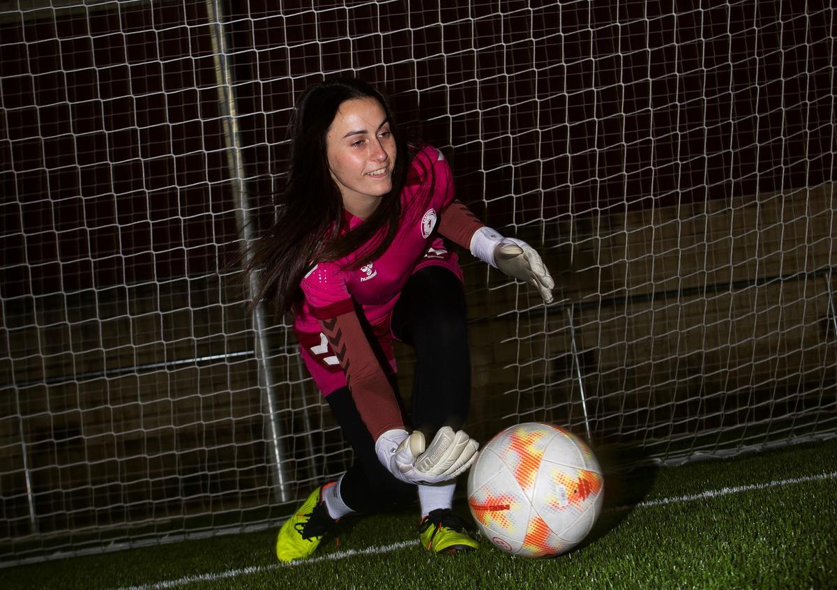 La portera del Zaragoza CFF lanza un balón antes de un entrenamiento.