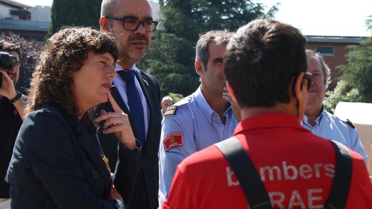 Los 'consellers' de Interior y Agricultura, Miquel Buch y Teresa Jordà, con miembros del cuerpo de Bombers.