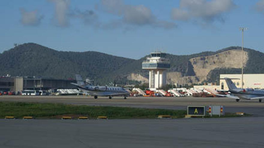 Aviones estacionados en el aeropuerto de Ibiza.
