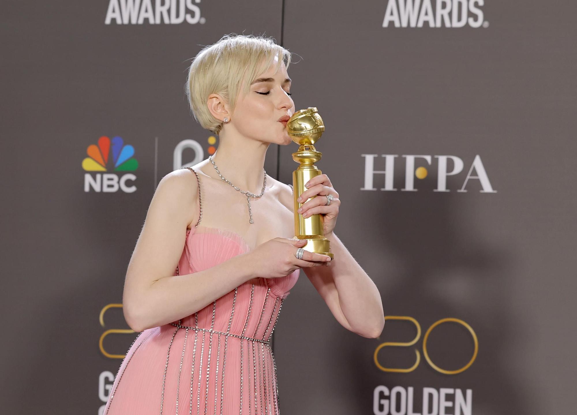 Julia Garner, ganadora del Globo de Oro 2023 a Mejor Actriz de Reparto en una Serie de Televisión de Comedia Musical o Drama