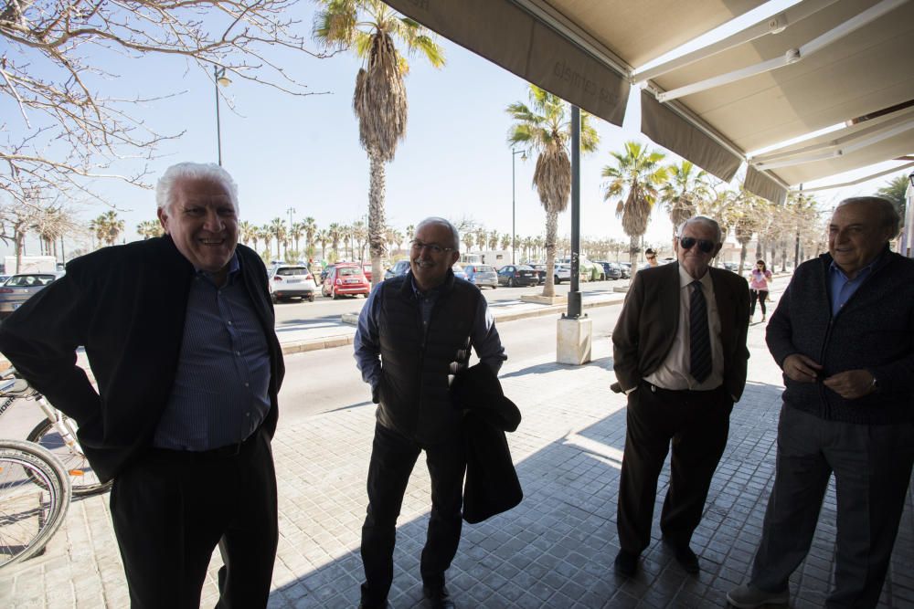 El empresario Pepe Barberá organizó ayer una comida por el Centenario del Valencia con más de 100 exjugadores y exdirectivos de distintas generaciones: Saura, Roberto Gil, los hermanos Claramunt, Forment, Tatono, Paquito, Zigic, Carboni... (en la imagen, Juan Sánchez saluda a Juan Martín Queralt ante Bartual y Llorente).