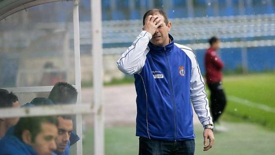 Juanjo González se desespera tras el enésimo fallo del equipo.
