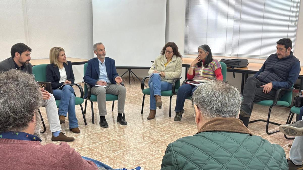 Samuel Baixauli (c) junto a María José López y Ernesto de la Cruz en la reunión con sindicatos de la UMU.