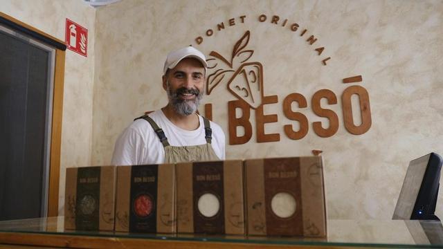 Eine Entdeckung nicht nur für Veganer: Bon-Bessó-Gründer Alejandro Mascarell mit verschiedenen Varianten des „Redonet Mediterrani“.  | FOTO: APAEMA