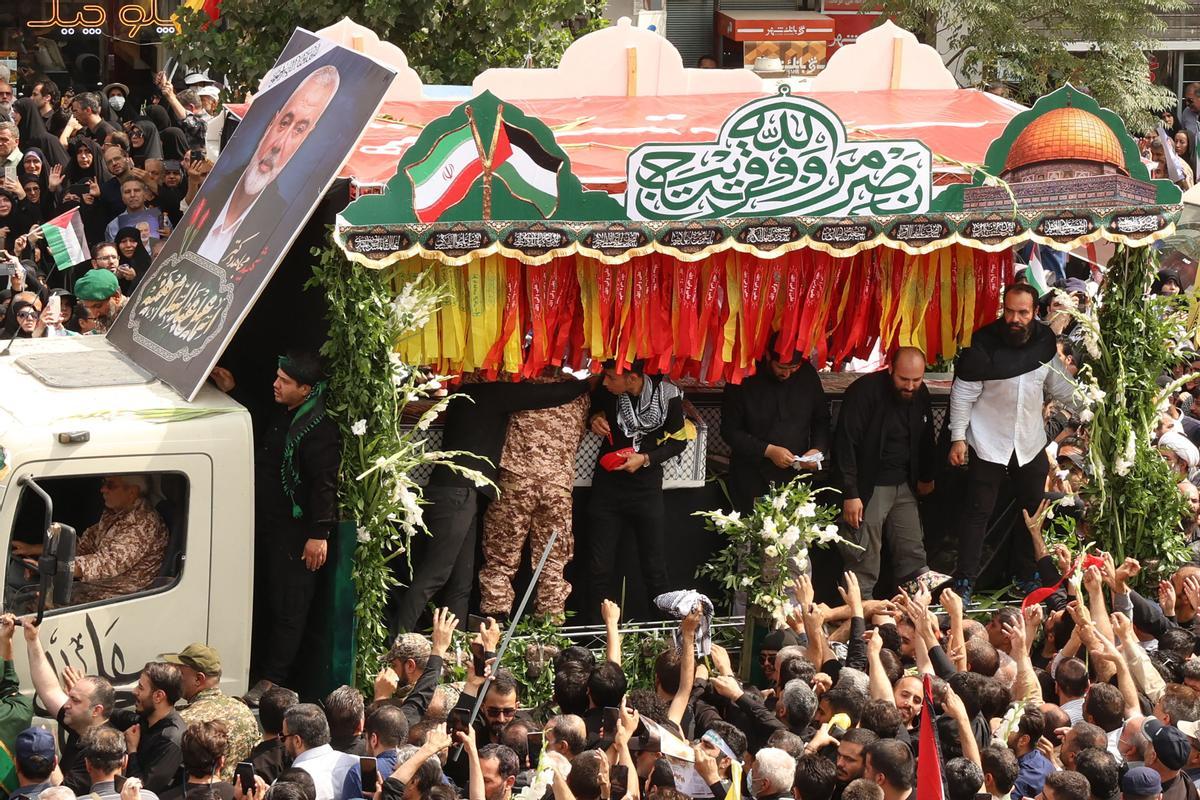 Teherán despide en un funeral multitudinario al líder de Hamás, Ismail Haniya, asesinado por Israel.