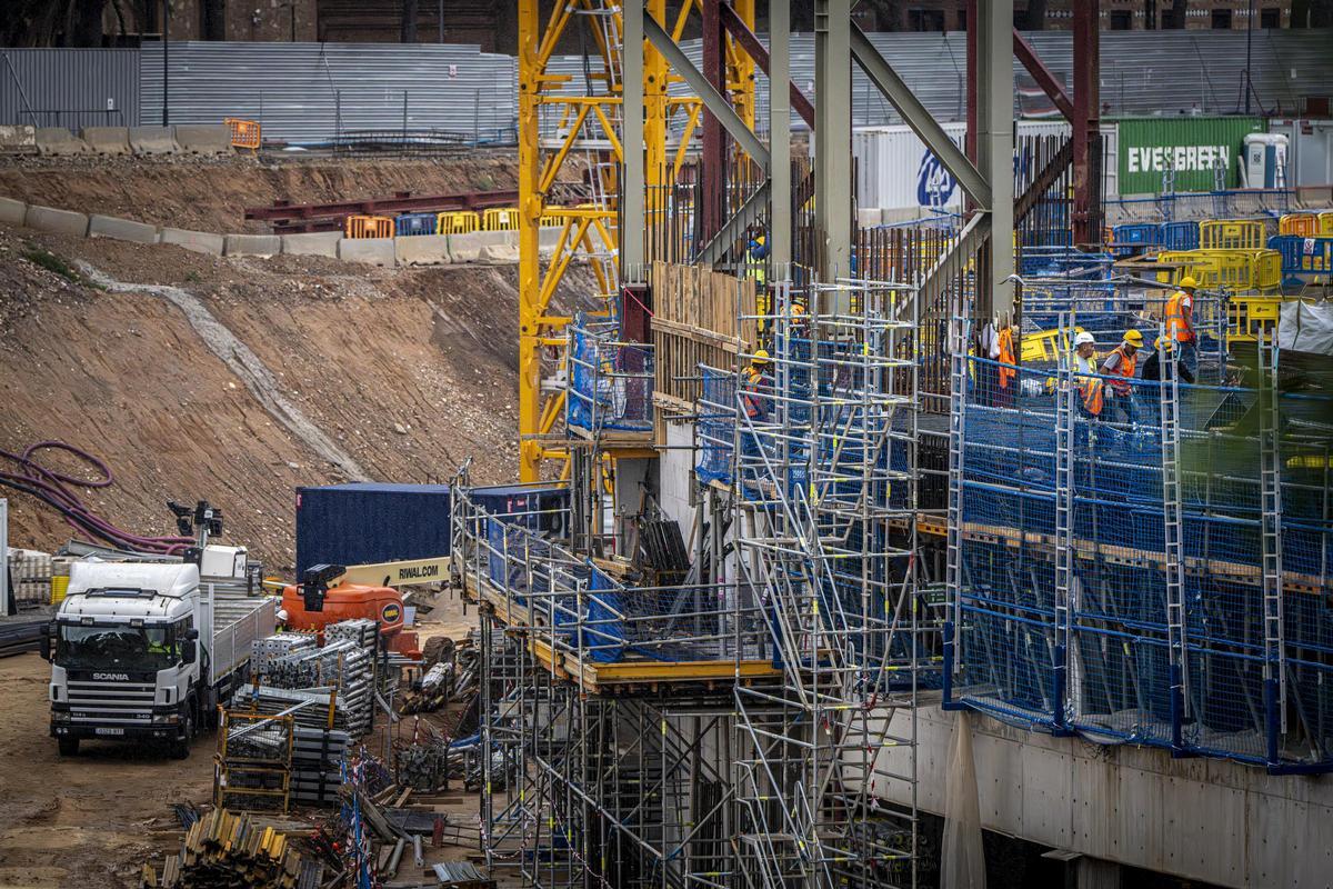 Las obras del Camp Nou desde dentro: tres meses siguiendo a los trabajadores rumanos del Camp Nou