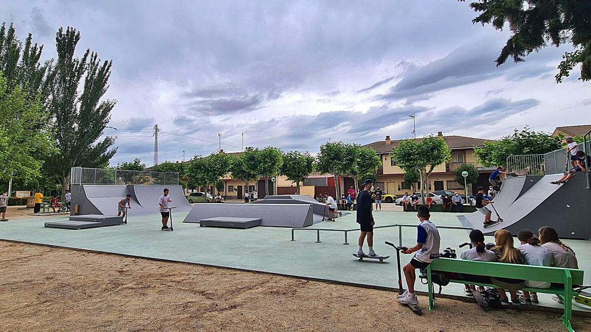 La pista de skate park se ha construido en la avenida de la Paz, junto al complejo deportivo de Magallón. | SERVICIO ESPECIAL