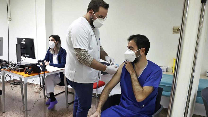 Parte del personal sanitario del
Morales Meseguer recibió ayer
la primera dosis de la vacuna
contra la covid.  JUAN CARLOS CAVAL