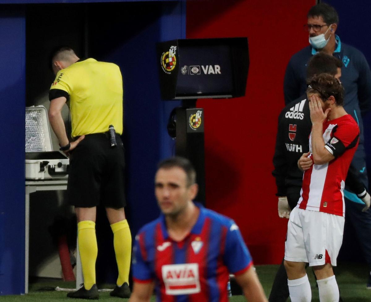 Prieto Iglesias, consultando el VAR en un Eibar-Athletic de 2020.