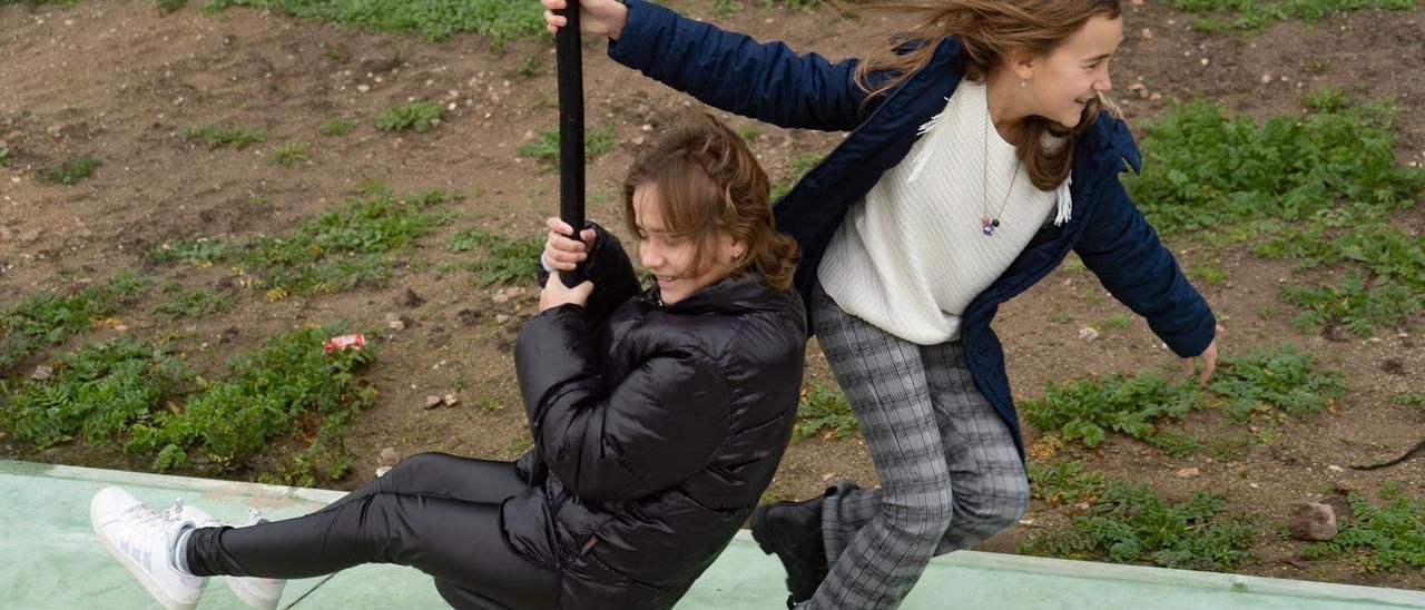 Paula, a la izquierda subida en la tirolina, junto a su hermana Lucía en el parque de Moralina de Sayago (Zamora).