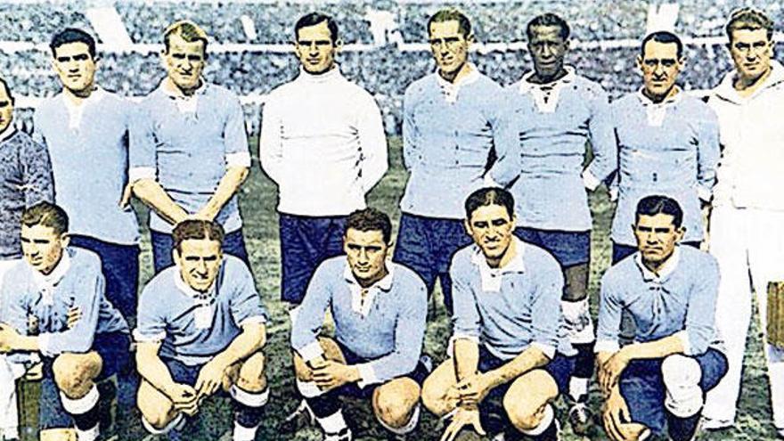Alineación uruguaya en la final de 1930. Por la derecha el segundo de la fila de arriba es Lorenzo Fernández; el segundo de abajo, también por la derecha, es Pedro Cea.