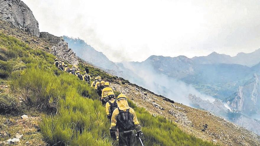 Un incendio en Somiedo moviliza a más de veinte bomberos y tres helicópteros