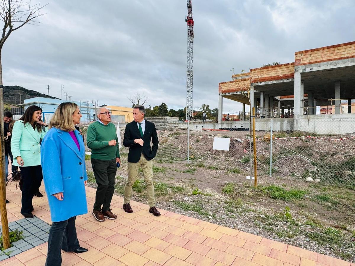 Antonio Bastida, en el centro, junto a la consejera y el alcalde.