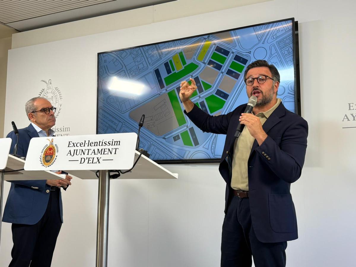 El alcalde de Elche explica el nuevo proyecto para San Antón ante el vicealcalde, Francisco Soler