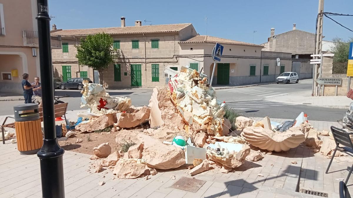 Así ha quedado la escultura dedicada al melón después de que 'explotase' debido al calor.