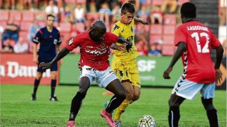 Pere Pons intenta evitar que li prenguin la pilota en una acció del Nàstic-Girona.