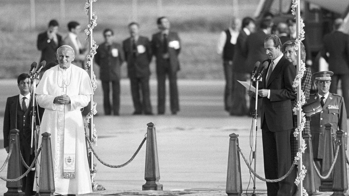El Papa Juan Pablo II junto a Juan Carlos I, el rey emérito.