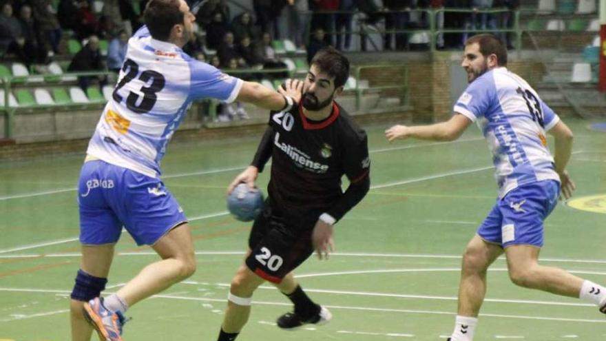 Pachi es uno de los jugadores del Lalinense que llega al partido de hoy entre algodones. // Bernabé/Luismy