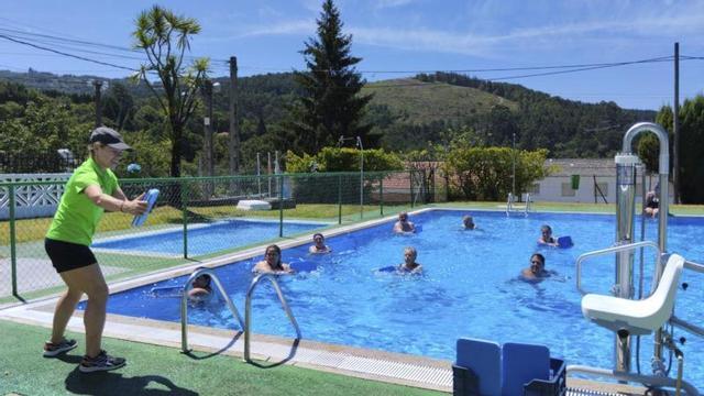 Ximnasia na auga na piscina de Covelo.   | // D.P.