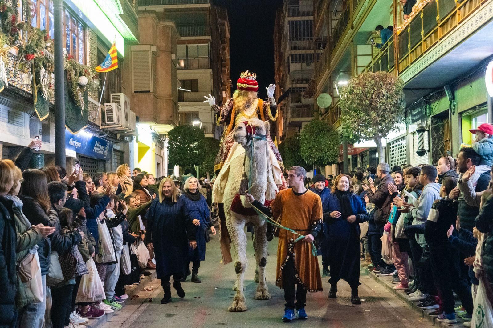 La Vila Joiosa recibe a los Reyes Magos por la puerta grande