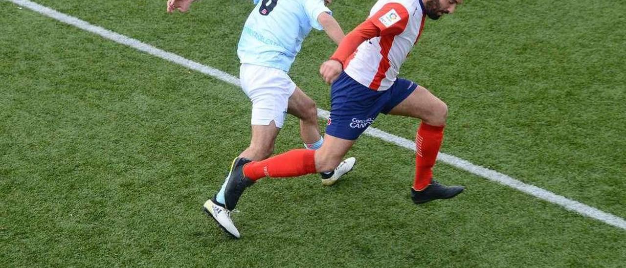 Andrés protege el balón ante el acoso de un futbolista del Deportivo B. // Gonzalo Núñez