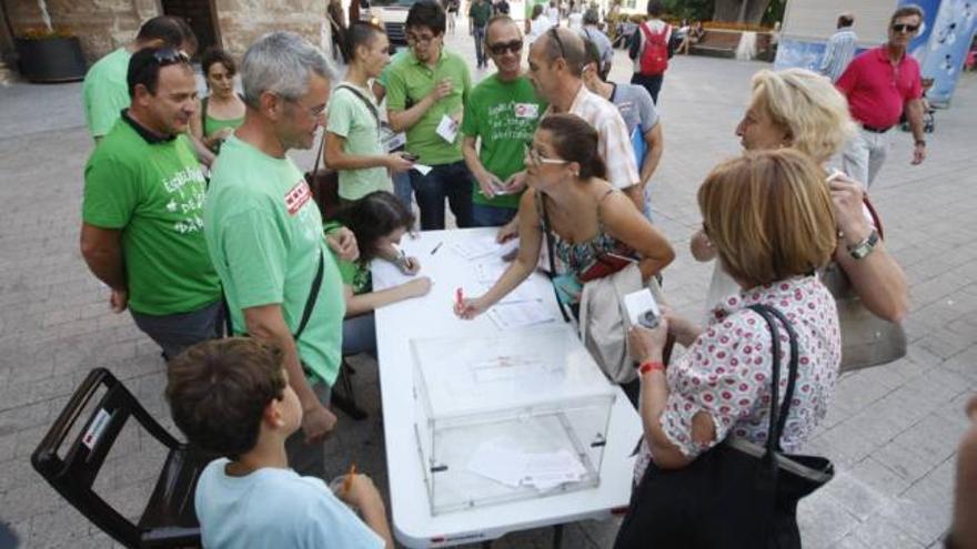 La plataforma puso ayer su primera urna en la plaza de Santo Domingo de Murcia.