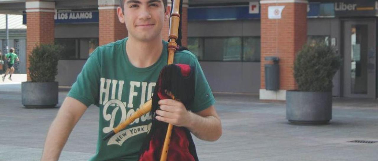 Jaime Álvarez, en la plaza Mayor de La Fresneda.