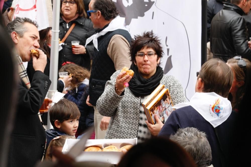 Reparto de pasteles de carne en la plaza del Romea