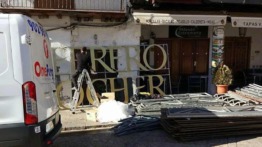 La instalación del cartel de Ferrero Rocher, en Guadalupe.