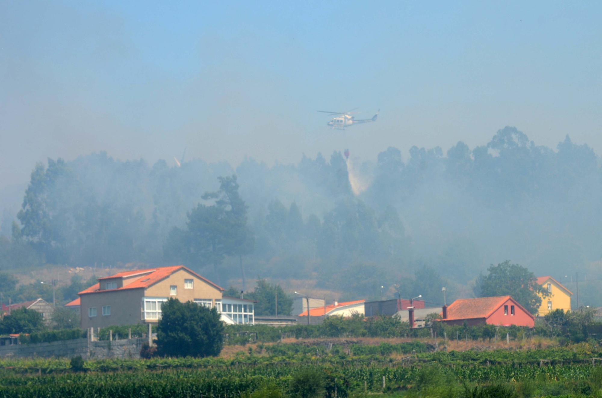 Jornada de humo y cenizas en Arousa con hasta cuatro focos activos