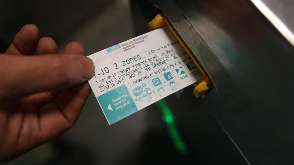 Un usuario entra en el metro en la estación de plaza de Catalunya