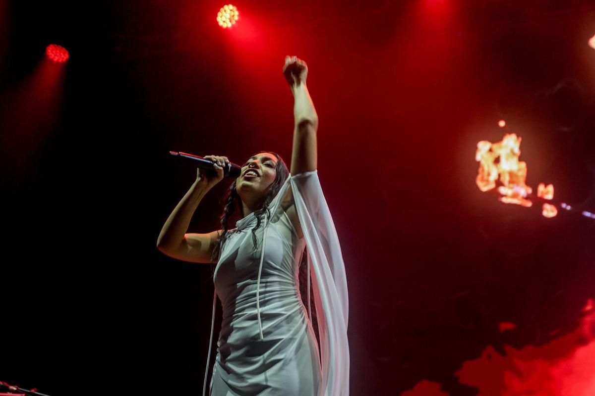 La cantante María José Llergo actúa durante su concierto en las Noches del Botánico de Madrid, en el Real Jardín Botánico Alfonso XIII, a 10 de julio de 2024, en Madrid (España). Llergo estudió violín hasta los dieciocho años en Córdoba. Allí estableció un fuerte vínculo con el campo, el cual su abuelo labraba mientras le enseñaba quiénes eran los grandes cantaores de flamenco y bolero. Actualmente vive en Barcelona y estudia música en la ESMUC. 10 JULIO 2024;MARÍA JOSÉ LLERGO;CONCIERTO;MÚSICA;CANTANTE;BOTÁNICO; Ricardo Rubio / Europa Press 10/07/2024. MARÍA JOSÉ LLERGO;Ricardo Rubio;