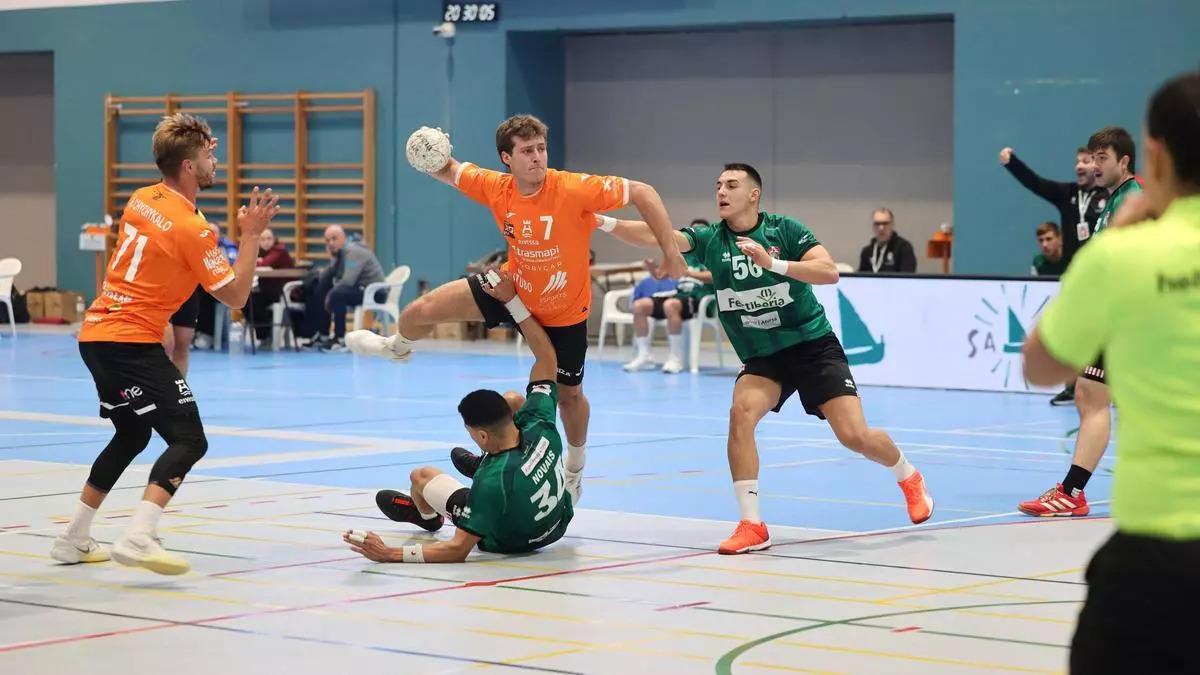 Karlos Rubio, jugador del Trasmapi, procede a tirar a portería en la derrota en la primera vuelta ante Puerto Sagunto.