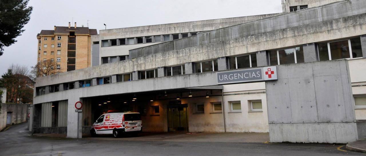 Acceso al área de Urgencias del hospital Valle del Nalón, en Riaño.