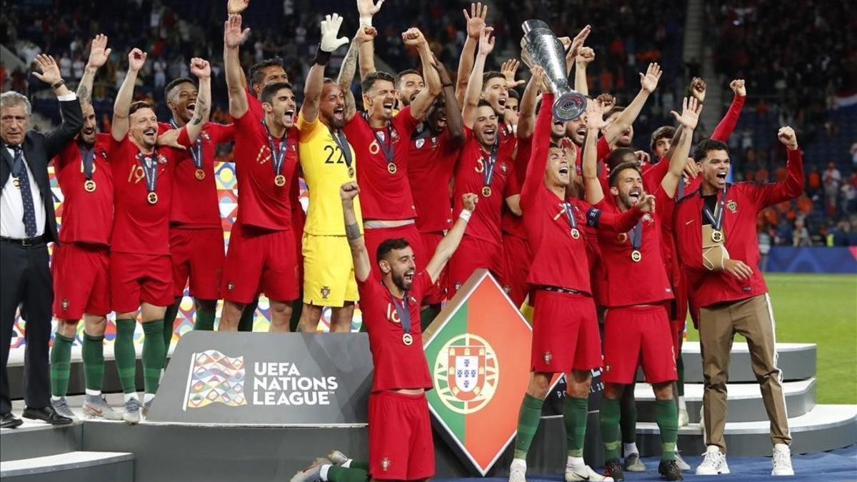 La selección portuguesa, con el primer trofeo de la Liga de Naciones.