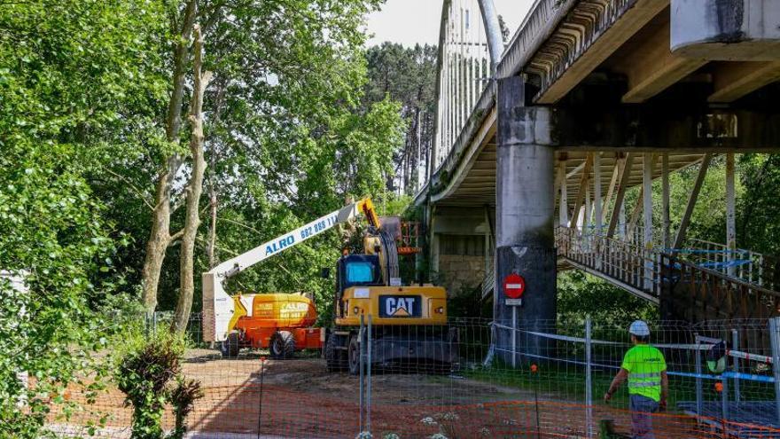 Infraestruturas acondiciona el entorno del puente de Santa Marta para colocar los pilotes